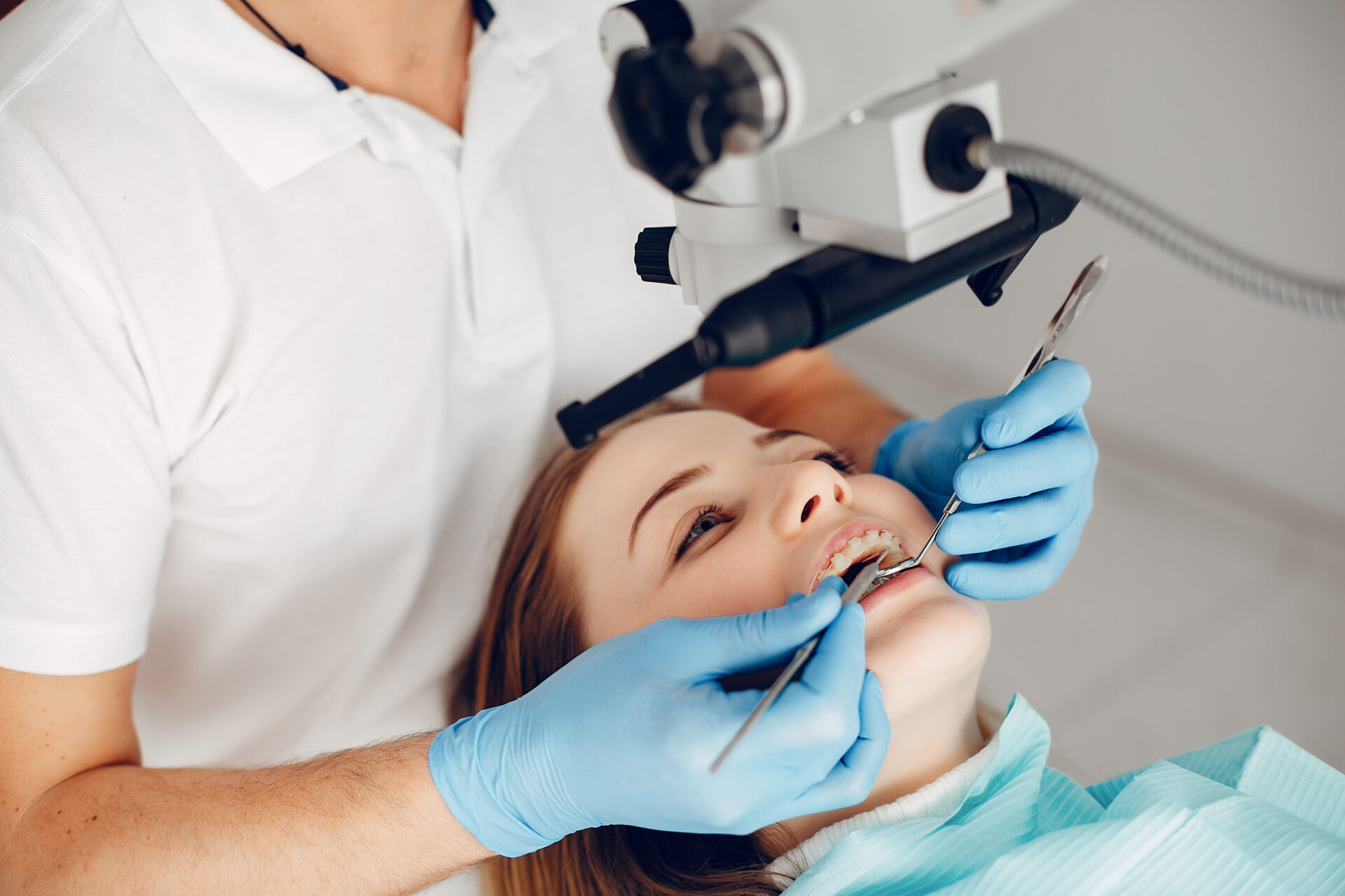 Beautiful girl sitting in the dentist's office Femme chez le dentiste