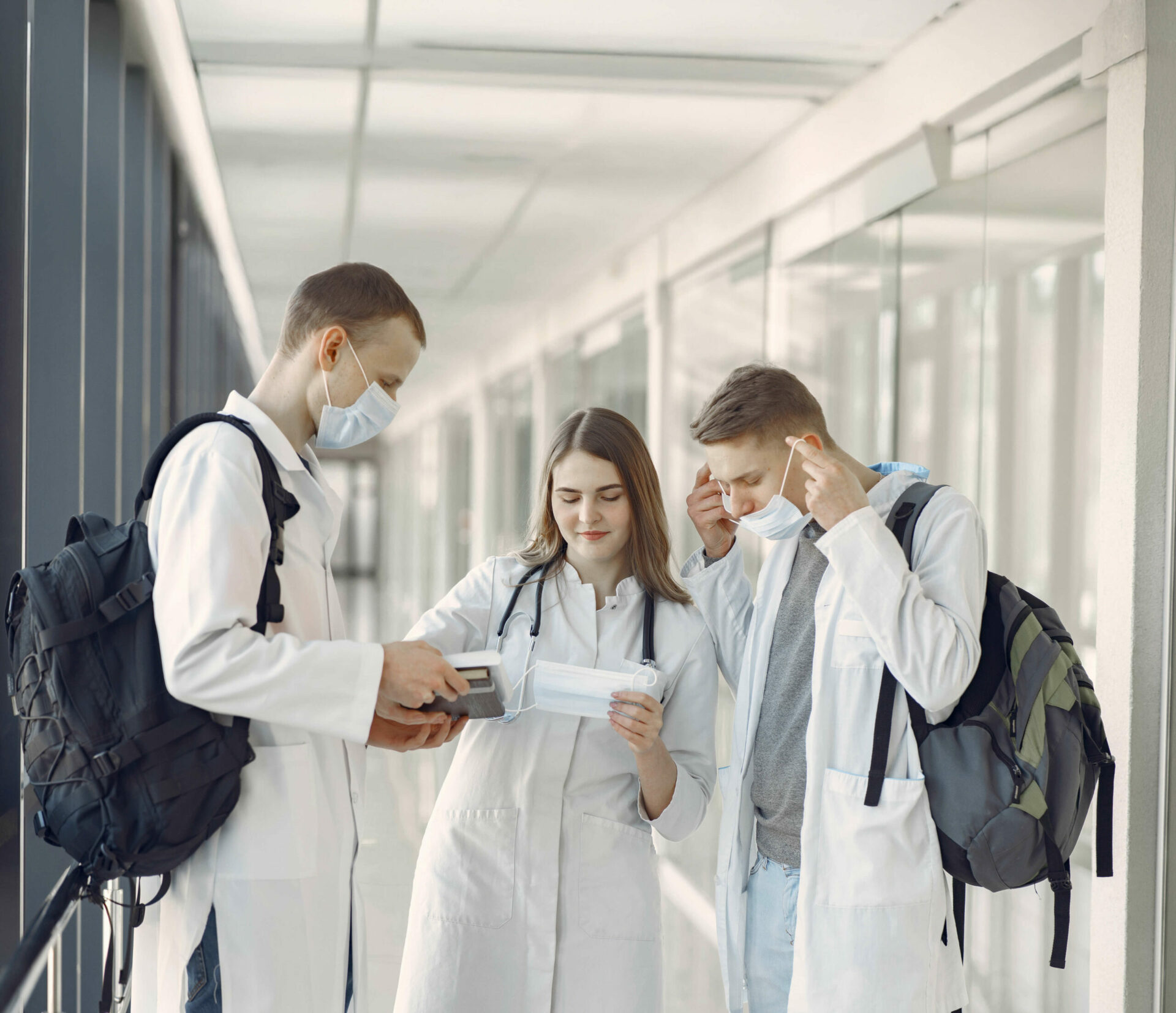medical-students-are-hallway-masks-5-scaled-1 Femme dans un cabinet